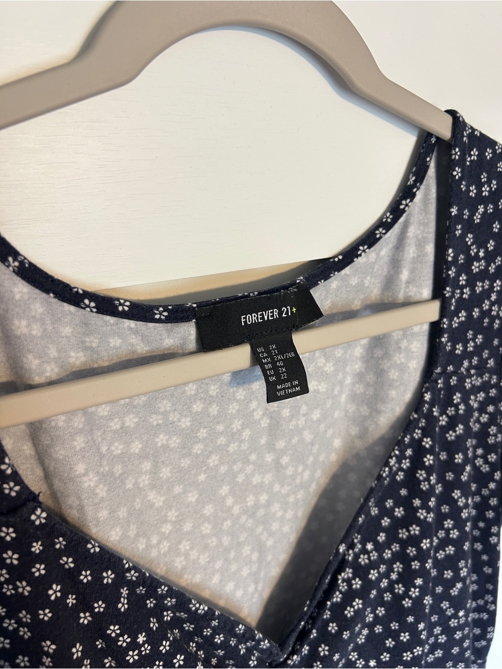 Forever 21 Navy Blue Short Sleeve V-Neck Mini Dress with White Floral Print - Picture 3 of 3